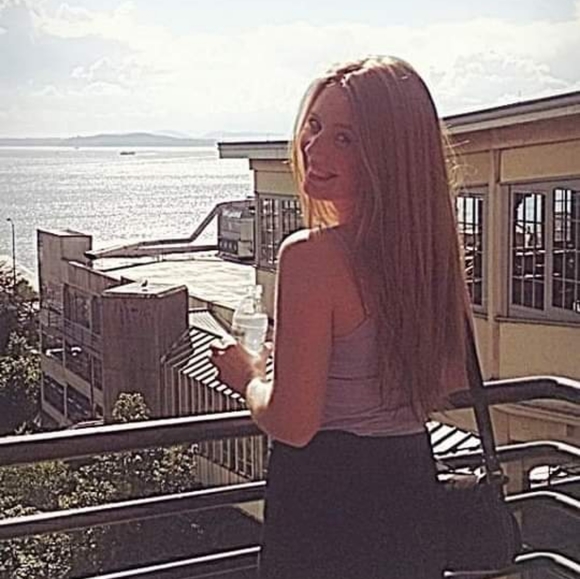 So happy you're here β€οΈ A little about me & my closet - Picture 7 of 8